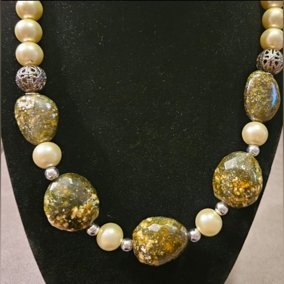Green Snake-Skin Jasper and Pearl Vintage Necklace - Picture 2 of 3